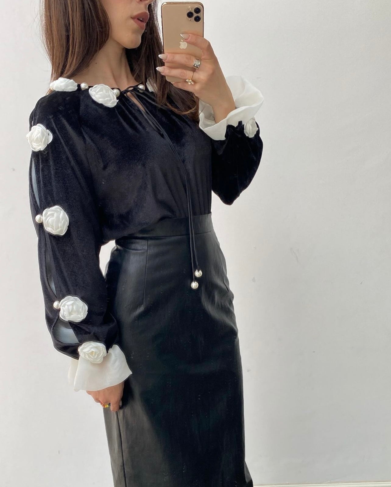 Blusa color negro tipo terciopelo con aplicaciones de flores y perlas