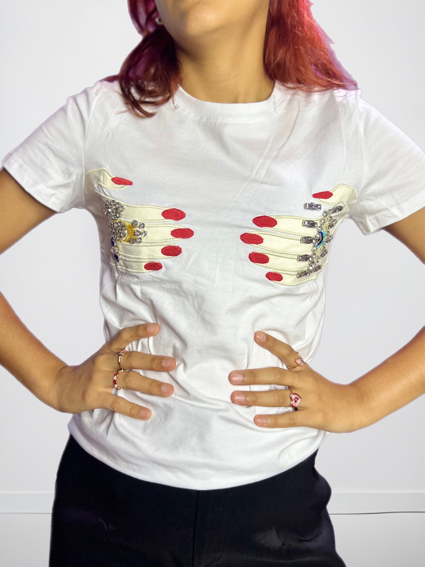T-SHIRT/PLAYERA COLOR BLANCO CON SIMULACIÓN DE MANOS Y PEDRERÍA