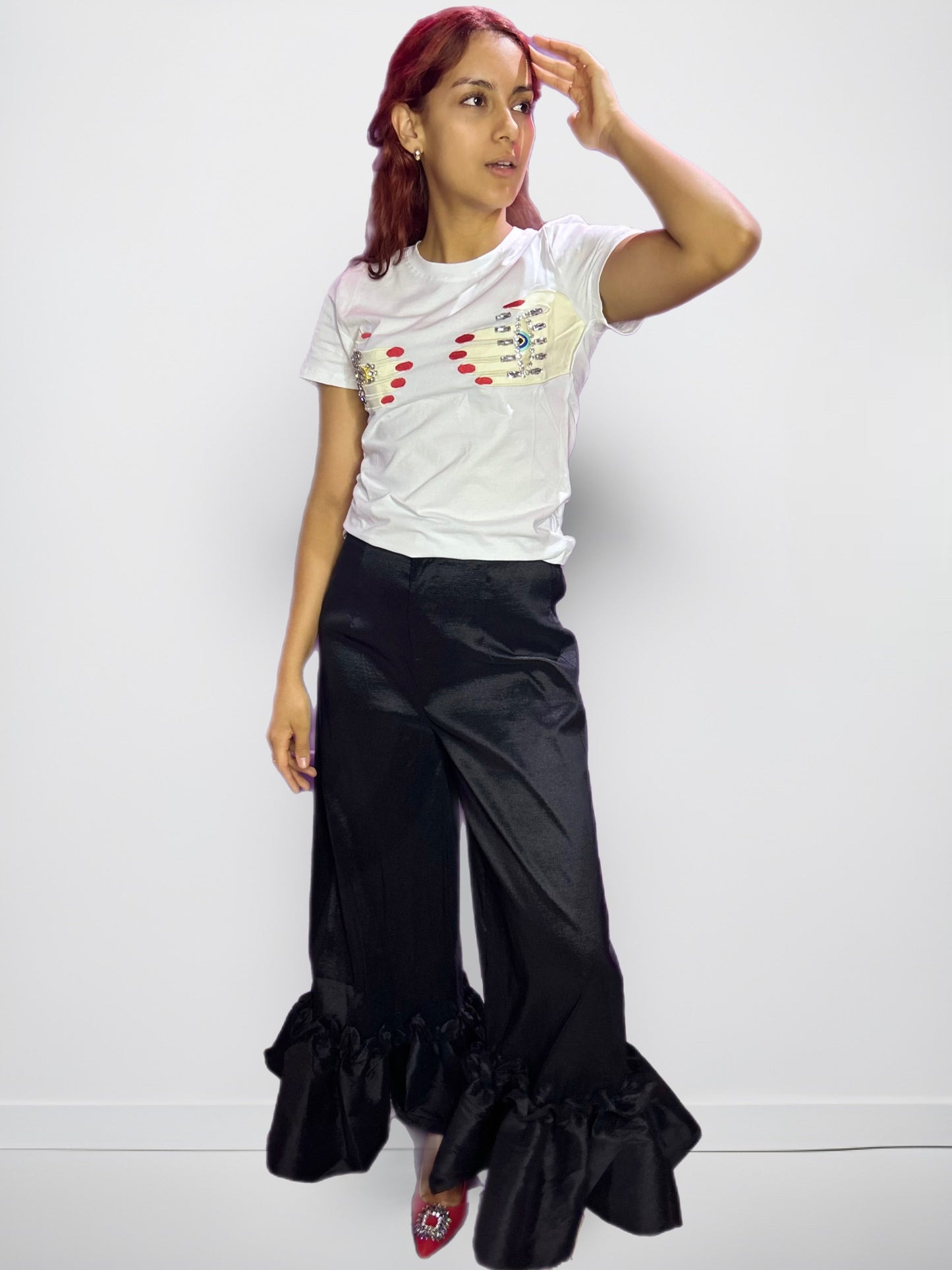 T-SHIRT/PLAYERA COLOR BLANCO CON SIMULACIÓN DE MANOS Y PEDRERÍA