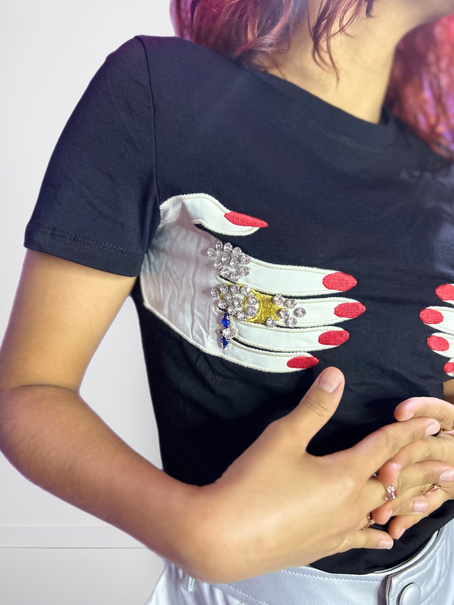 T-SHIRT/PLAYERA COLOR NEGRO CON SIMULACIÓN DE MANOS Y PEDRERÍA