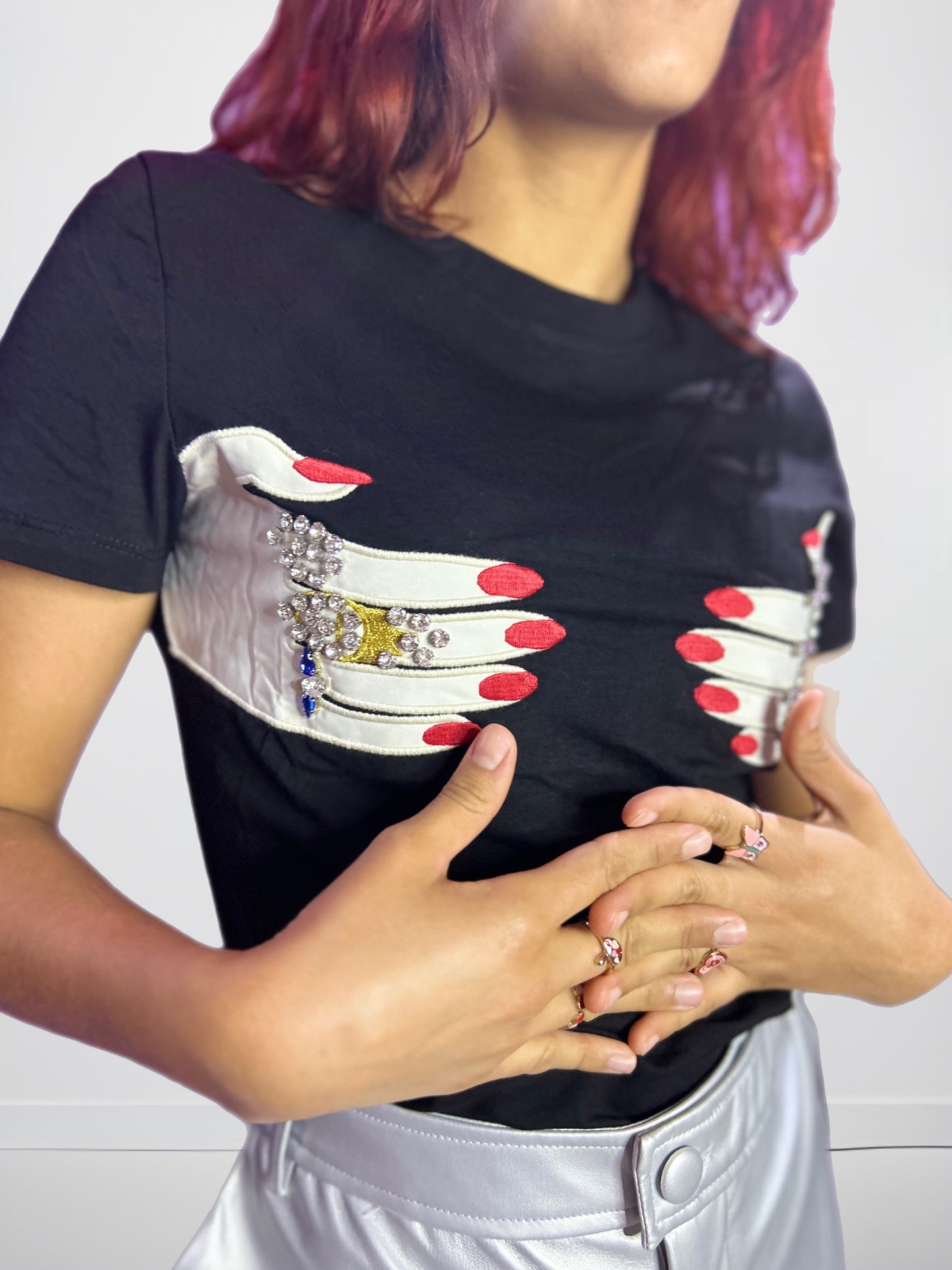T-SHIRT/PLAYERA COLOR NEGRO CON SIMULACIÓN DE MANOS Y PEDRERÍA