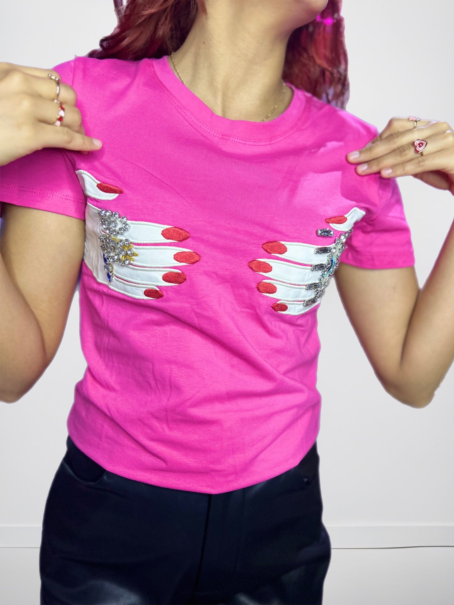 T-SHIRT/PLAYERA COLOR ROSA CON SIMULACIÓN DE MANOS Y PEDRERÍA