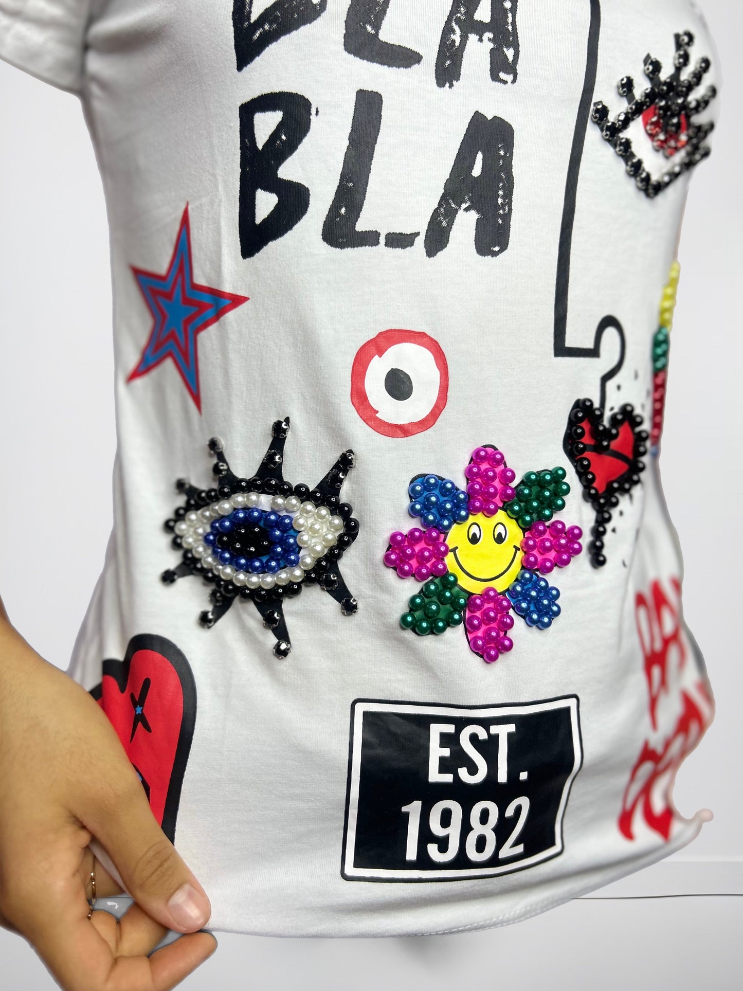 T-SHIRT/PLAYERA COLOR BLANCO ESTAMPADA Y OJOS BORDADOS