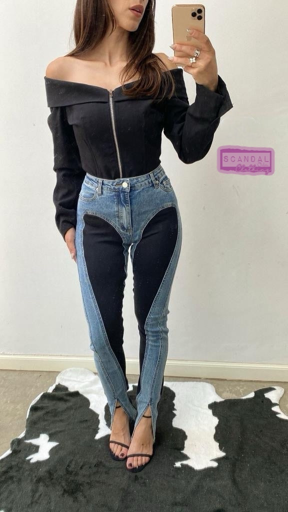 BLUSA SIN HOMBROS NEGRA MANGA LARGA CON CIERRE AL FRENTE.