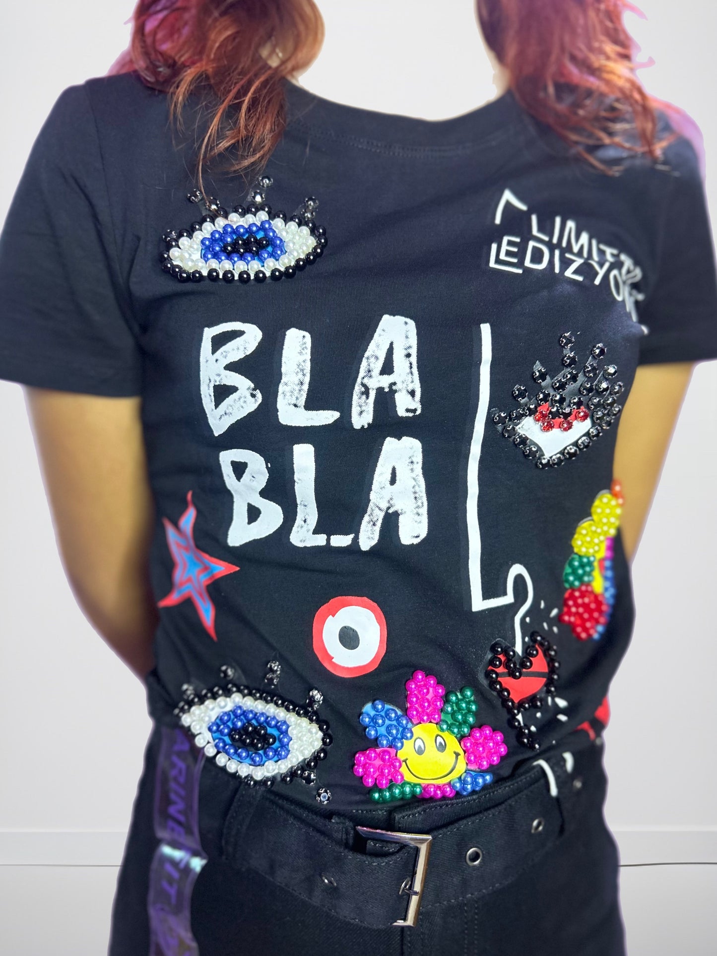 T-SHIRT/PLAYERA COLOR NEGRO ESTAMPADA Y OJOS BORDADOS