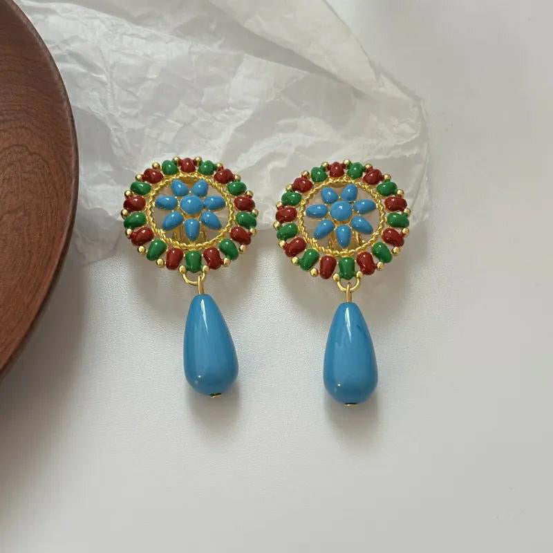 Aretes de círculo con gota azul colgante. Color turquesa