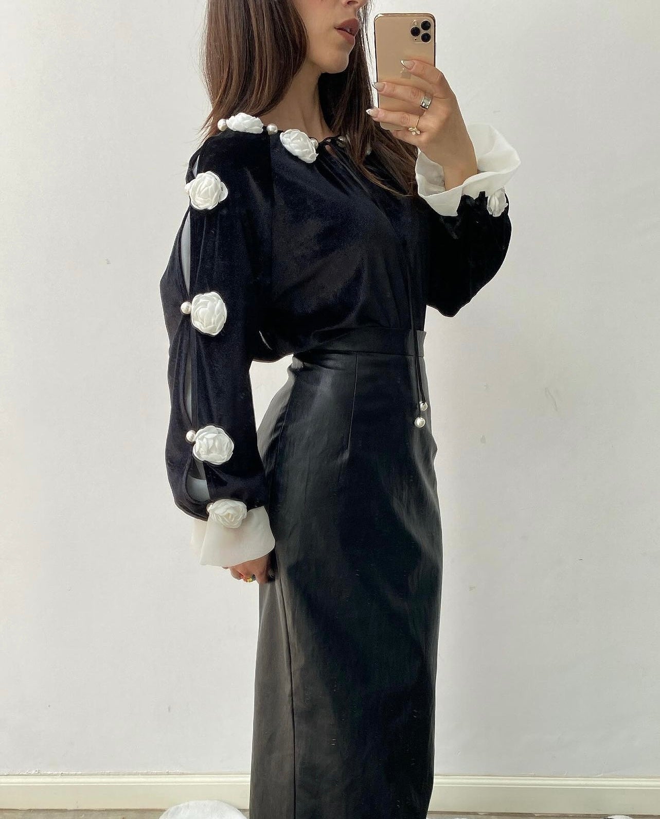 Blusa color negro tipo terciopelo con aplicaciones de flores y perlas