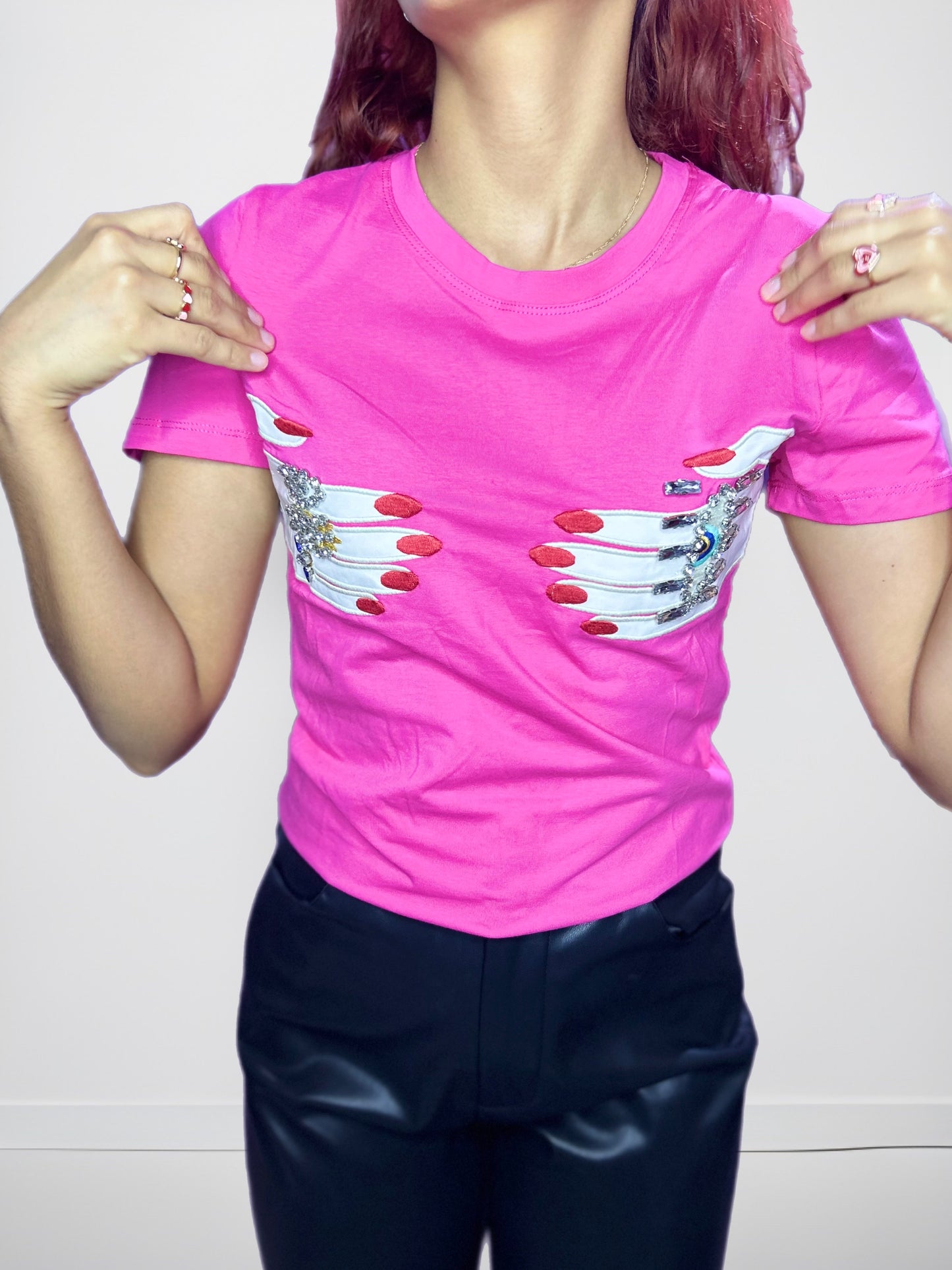 T-SHIRT/PLAYERA COLOR ROSA CON SIMULACIÓN DE MANOS Y PEDRERÍA