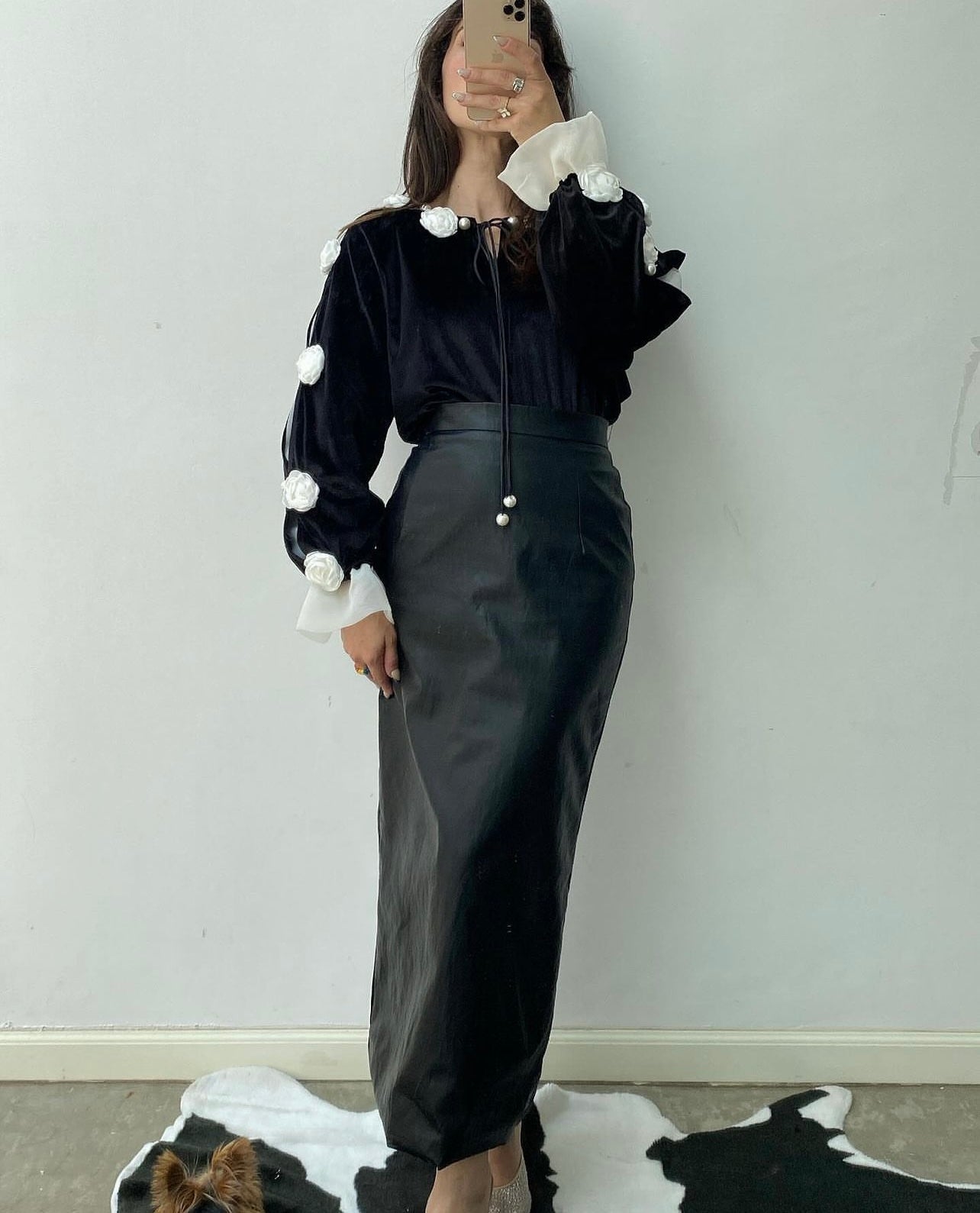 Blusa color negro tipo terciopelo con aplicaciones de flores y perlas