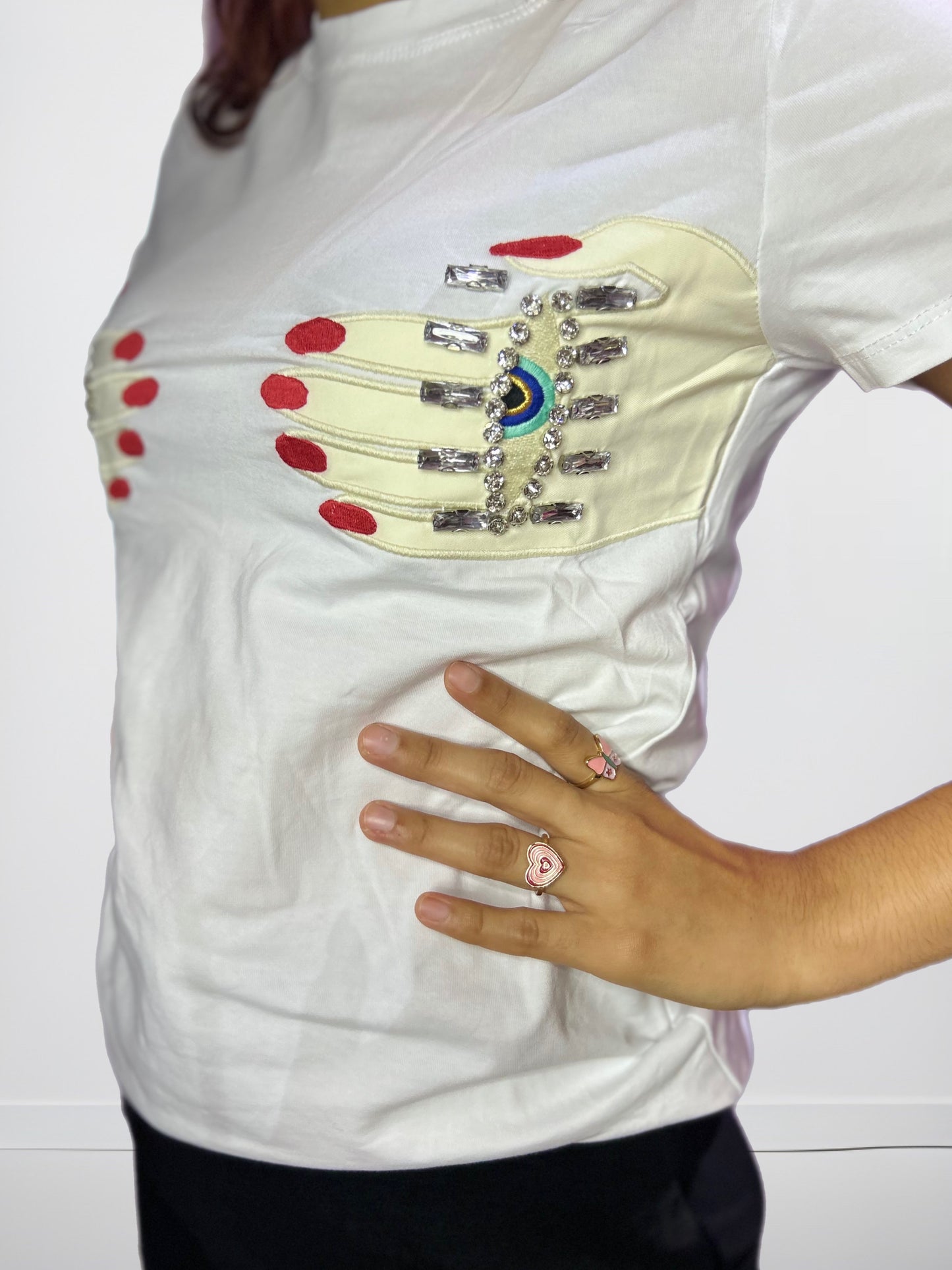 T-SHIRT/PLAYERA COLOR BLANCO CON SIMULACIÓN DE MANOS Y PEDRERÍA