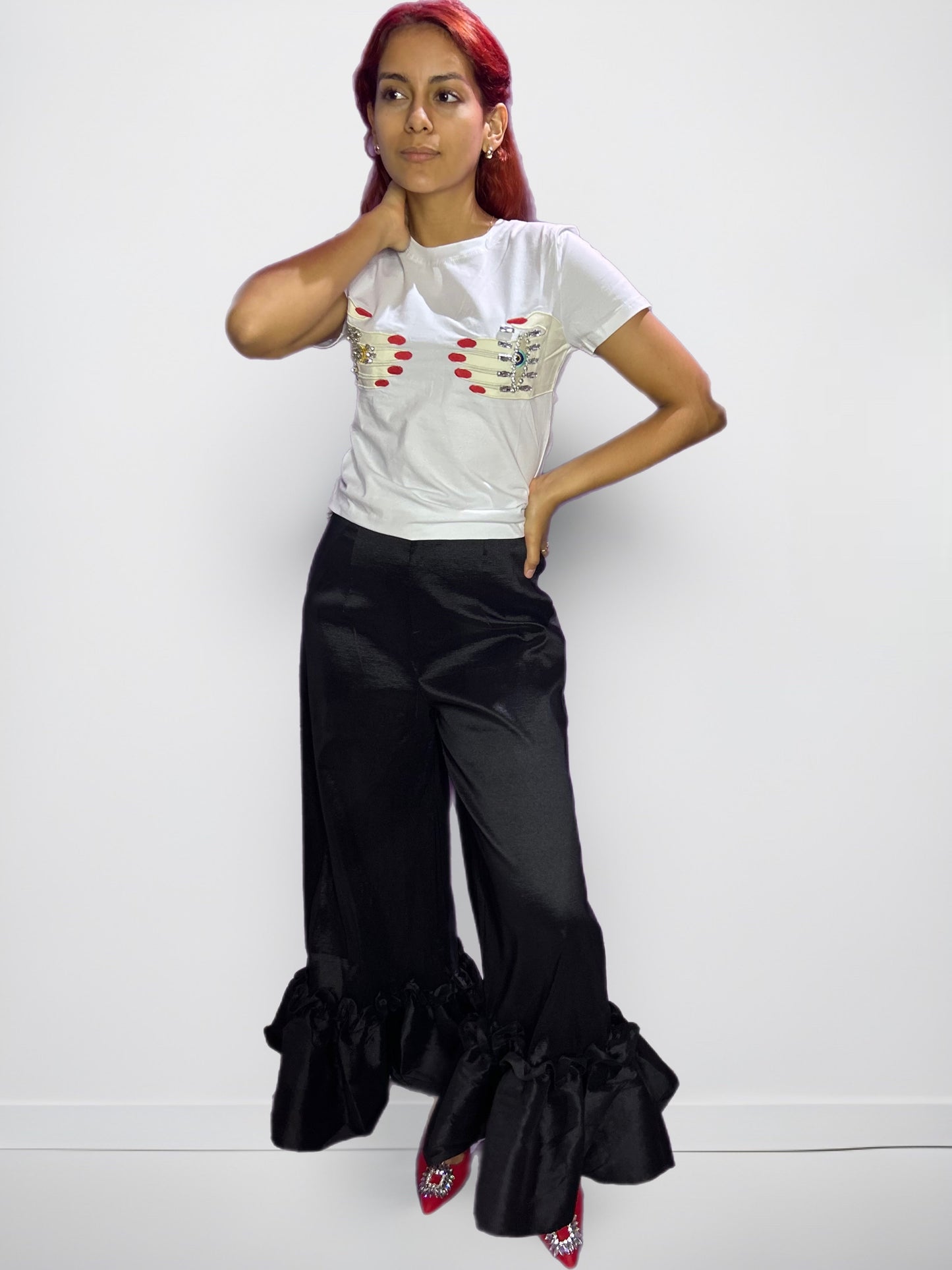 T-SHIRT/PLAYERA COLOR BLANCO CON SIMULACIÓN DE MANOS Y PEDRERÍA
