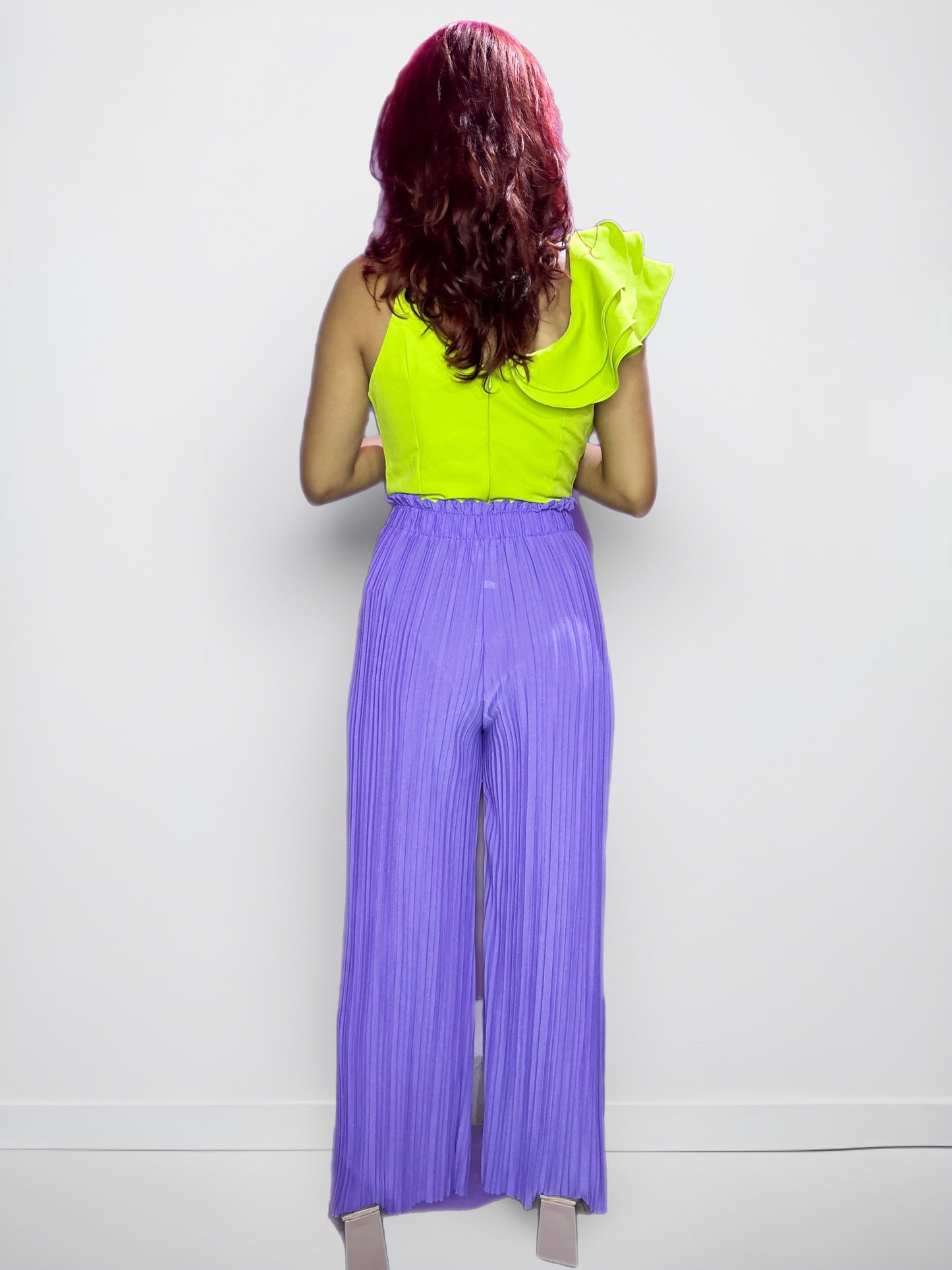 PANTALÓN PLISADO CON CINTO Y ELASTICO A LA CINTURA COLOR MORADO.