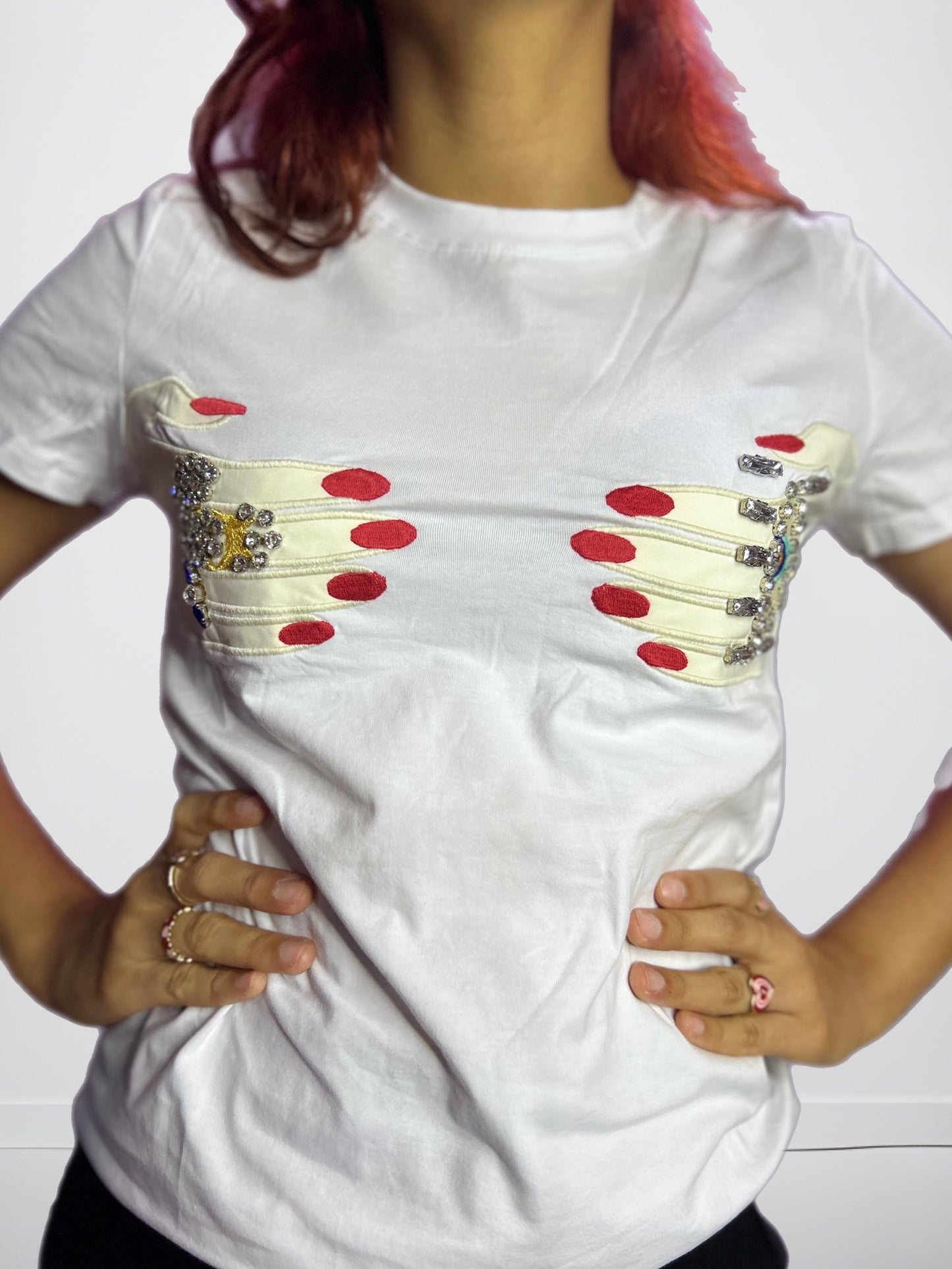 T-SHIRT/PLAYERA COLOR BLANCO CON SIMULACIÓN DE MANOS Y PEDRERÍA