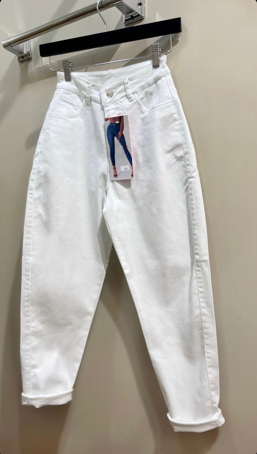 WHITE MOM JEANS 👖