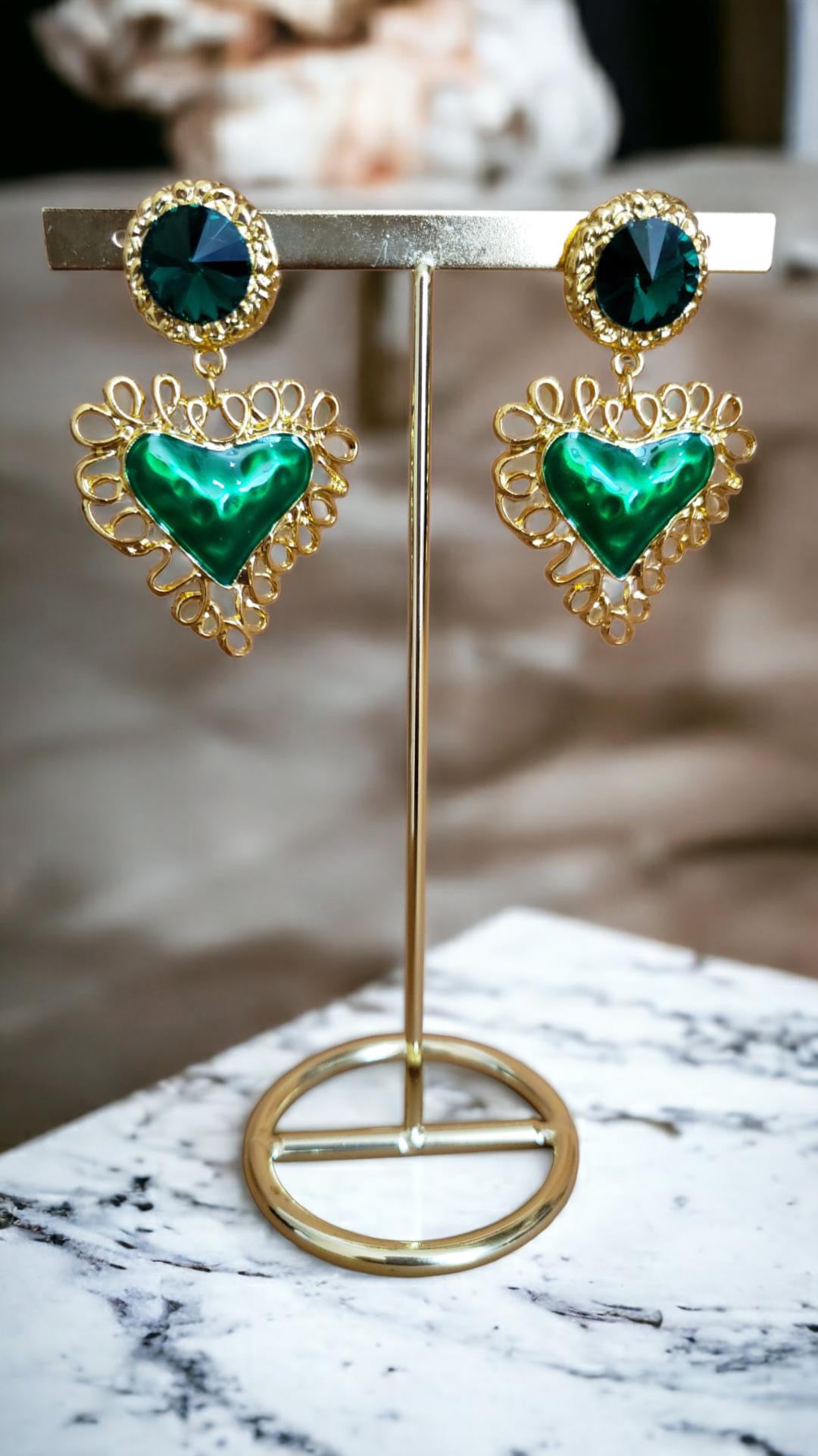 Aretes en forma de corazón color dorado y verde esmeralda.