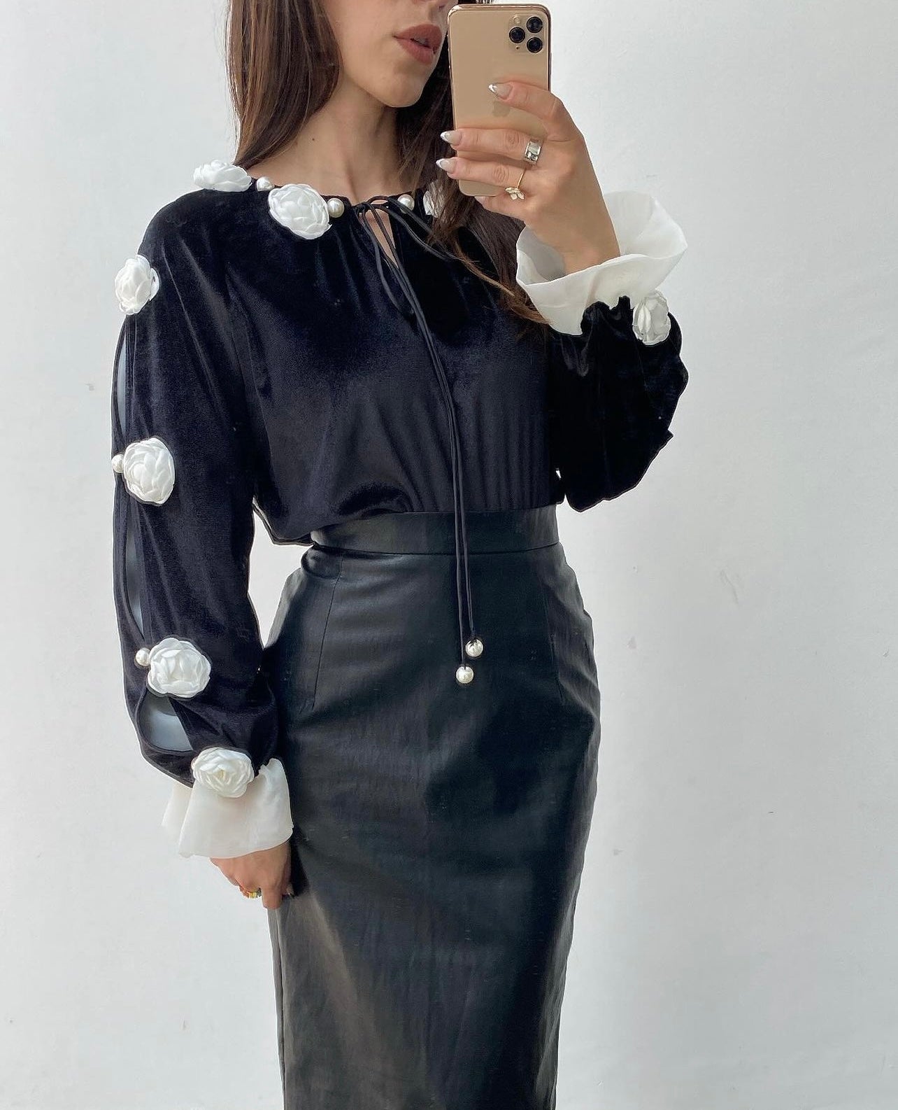 Blusa color negro tipo terciopelo con aplicaciones de flores y perlas