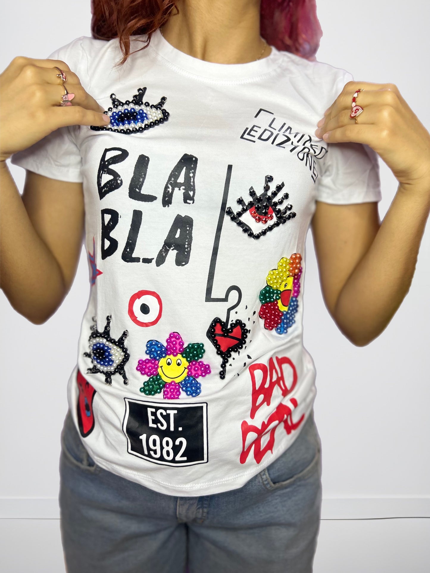 T-SHIRT/PLAYERA COLOR BLANCO ESTAMPADA Y OJOS BORDADOS